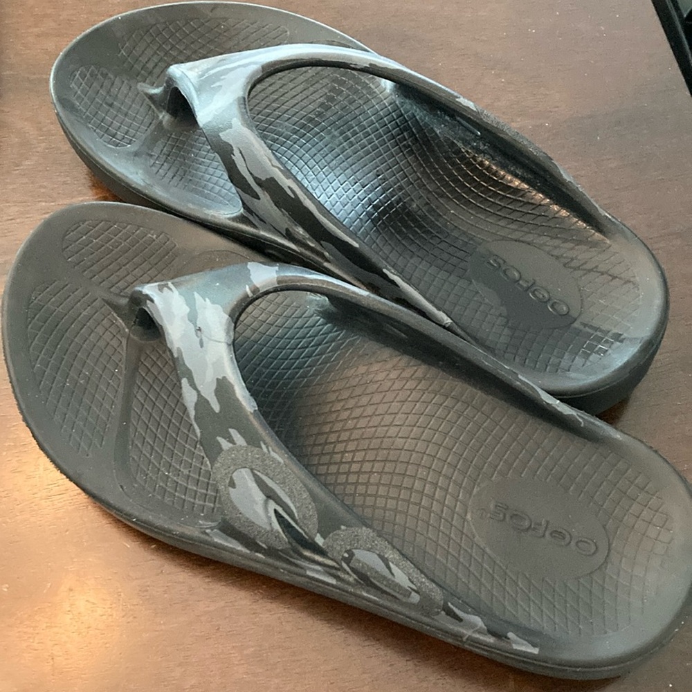 OOFOS black camouflage, women’s size 9.